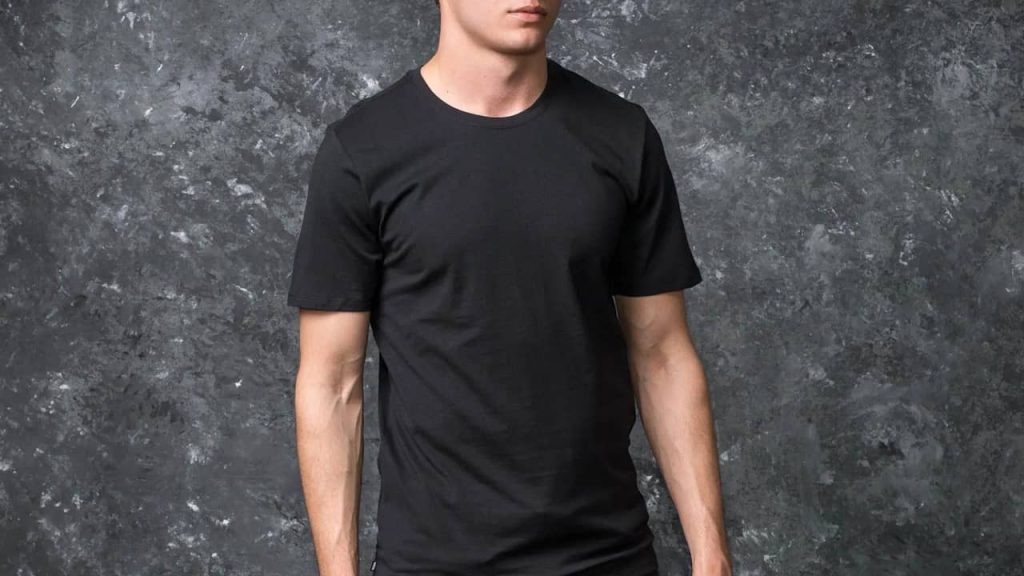 t-shirt noir pour homme
