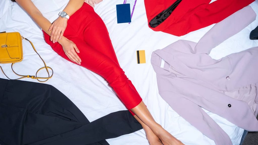 femme posee lit vetements