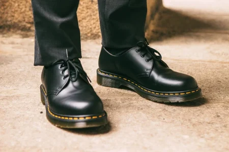 Quelles chaussures porter pour un look masculin élégant au quotidien ? dr martens homme